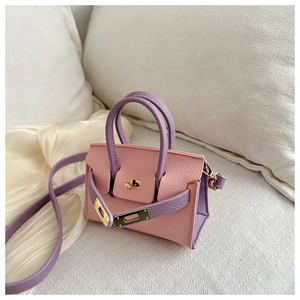 Détail du mini sac bandoulière rose et violet pour enfants avec grain de litchi et boucle