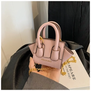 Mini sac bandoulière en cuir rose avec poignée en métal doré et fine chaîne