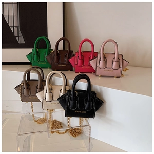 Mini sacs bandoulière avec chaînes en sept couleurs sur des présentoirs à plusieurs niveaux