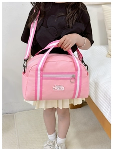 Rosa Kinderhandtasche mit gestreiftem Schultergurt und modischer Bestickung