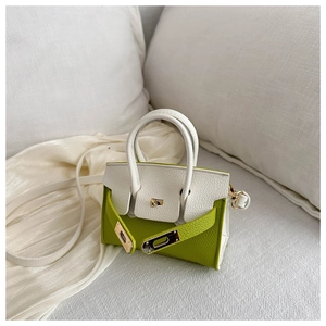 Détail de la texture cuir grainé et boucle dorée sur le mini sac bandoulière enfant