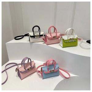 Petit Sac À Bandoulière Pour Filles En Cuir PU Grainé À Couleurs Contrastées Avec Fermoir Rotatif En Métal Doré