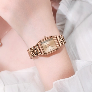 Orologio da donna minimalista quadrato in oro rosa con elegante bracciale a maglie in metallo