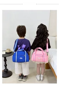 Rückansicht von Kindern mit großen Umhängetaschen in Marineblau und Rosa für Reisen