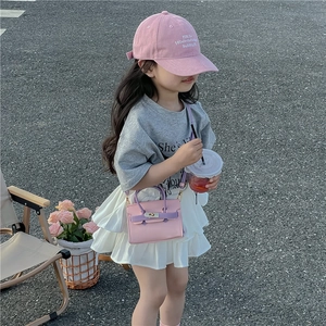 Mini sac bandoulière stylé pour enfants en cuir litchi rose et violet contrasté