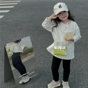 Mini sac bandoulière tendance pour enfants avec design bicolore et tenue d'automne
