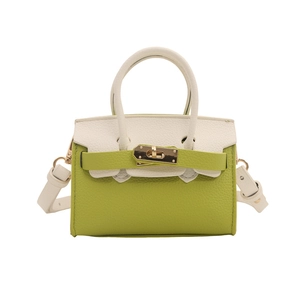 Mini sac bandoulière enfant en cuir bicolore vert et crème avec fermoir doré