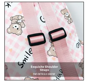 Détail des bretelles réglables en nylon et boucles sur le sac à dos rose à carreaux enfant