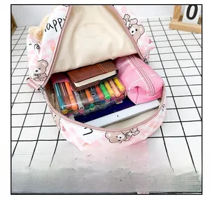 Sac à dos enfant à carreaux roses avec motif ours montrant l'espace intérieur