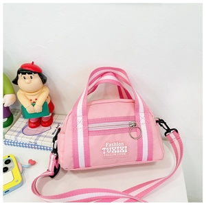 Detailsicht der rosa Kinder-Umhängetasche mit Fashion TUXIXI Stickerei und gestreiftem Gurt
