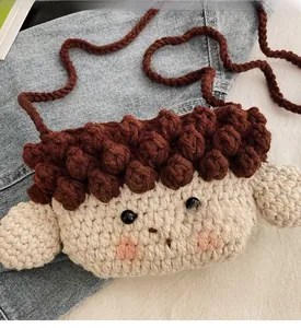 Détail d'un petit sac bandoulière mouton au crochet fait main avec texture tricotée souple