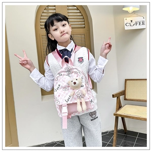 Détail du sac à dos enfant à carreaux roses avec ours en peluche et motif Luck