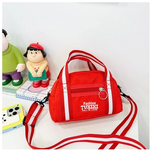Detail der roten Canvas-Kindertasche mit gestreiftem Griff und modischer Stickerei