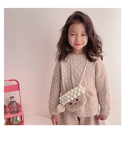 Gros plan sur le sac agneau au crochet fait main avec yeux noirs et joues roses pour enfants