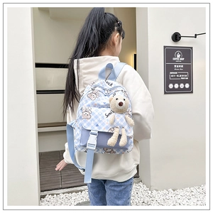 Détail du sac à dos enfant à carreaux bleu clair avec poupée ours 3D et fermoir à boucle