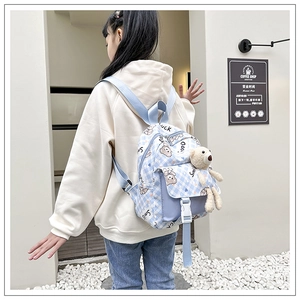 Vue détaillée du sac à dos enfant à carreaux bleus avec motif d'ours et peluche bonus