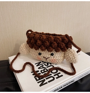 Détail d'un petit sac à bandoulière en crochet fait main au design de mouton mignon