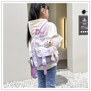 Détail du sac à dos enfant à carreaux violets avec ours en peluche et sangle ajustable