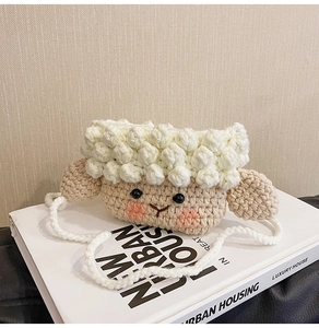Détail de la pochette agneau en crochet faite main avec texture tricotée et bandoulière fine
