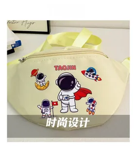 Detailansicht der gelben Kinder-Gürteltasche aus Canvas mit Cartoon-Astronauten-Prints