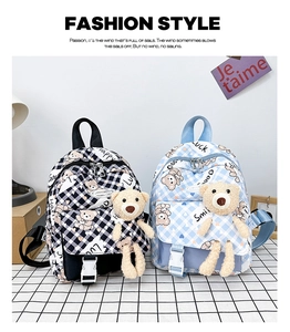 Détail de sacs à dos légers en toile à carreaux avec d'adorables oursons en peluche