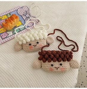 Détail macro de sacs à bandoulière agneau en crochet faits main aux couleurs contrastées