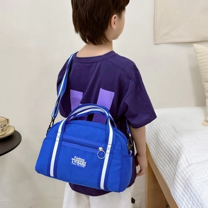 Kinder-Umhängetasche aus blauem Nylon mit modischem Patch und gestreiftem Schultergurt