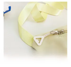Detail der gelben Nylon-Gürteltasche mit gewebtem Riemen und weißem Dreieck-Reißverschluss