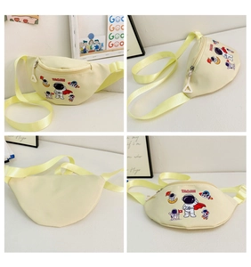 Detailansichten der gelben Kinder-Gürteltasche mit Astronauten- und Raketen-Print