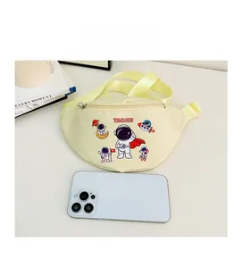 Detailansicht der gelben Canvas-Gürteltasche mit Astronauten-Print und Größenvergleich