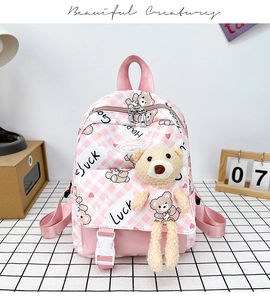 Détail du sac à dos enfant à carreaux roses avec ours en peluche 3D et boucle plastique