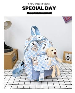Détail du sac à dos enfant à carreaux bleu clair avec motif ours et peluche décorative
