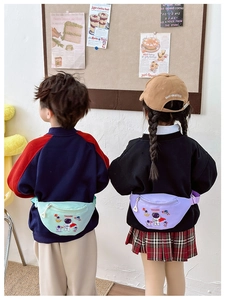 Rückansicht von Kindern mit niedlichen Astronauten-Gürteltaschen in Lila und Minzgrün