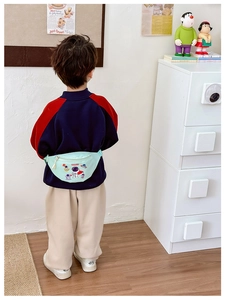 Detailansicht der grünen Kinder-Bauchtasche mit Astronauten-Motiv und Reißverschluss
