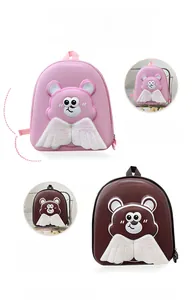 Dettaglio dello zaino a forma di orso con ali di paillettes staccabili e velcro pratico