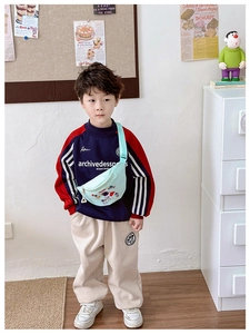 Detailansicht der minzblauen Kinder-Gürteltasche mit Astronauten-Motiv am Kind