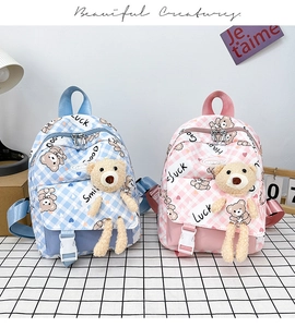 Détail du sac à dos enfant à carreaux avec ours en peluche 3D et boucle en plastique