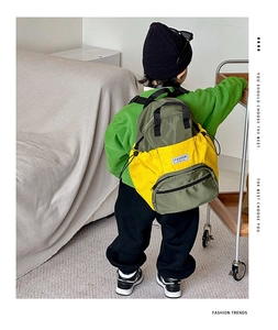 Détail du sac à dos étanche pour enfant avec design contrasté jaune et vert