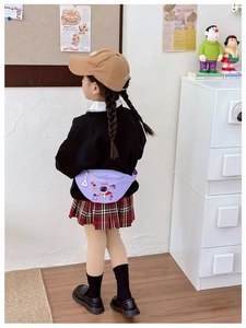 Detailansicht einer lila Kinder Bauchtasche aus Leinwand mit süßem Astronauten Weltraum Print