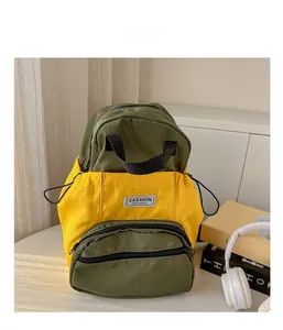 Vue détaillée du tissu en nylon imperméable et du design color-block du sac à dos