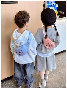Nahaufnahme der blauen und rosa Kinder-Gürteltaschen aus Segeltuch mit Astronautenmotiven