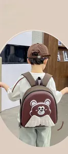 Dettaglio dello zaino leggero a forma di orso con spallacci imbottiti per bambini