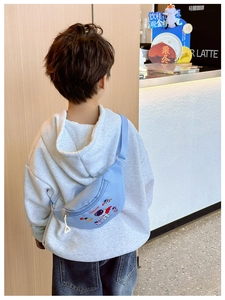 Blaue Kinderbauchtasche mit Astronauten-Print am Kind, aus robustem, leichtem Canvas