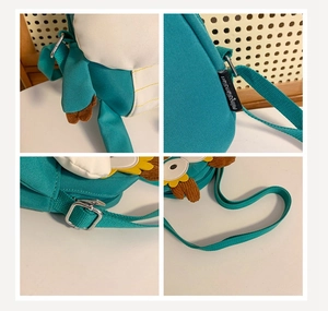 Vues détaillées du sac en toile bleue avec bandoulière réglable et boucle en métal