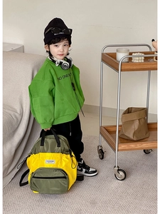 Vue détaillée du sac à dos enfant en nylon imperméable avec design contrasté jaune et vert