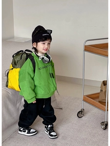 Détails du sac à dos vert léger et imperméable pour enfant au design sportif moderne