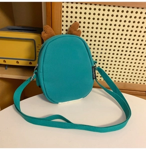 Détail du sac bandoulière en toile avec bois en 3D et bandoulière ajustable