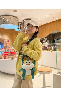 Détail d'un sac bandoulière dragon mignon en similicuir bleu et blanc pour femmes