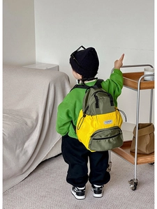 Vue de dos d'un enfant portant un sac à dos léger en nylon imperméable olive et jaune