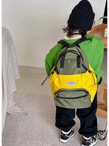 Vue arrière d'un enfant portant un sac à dos scolaire en nylon jaune et vert